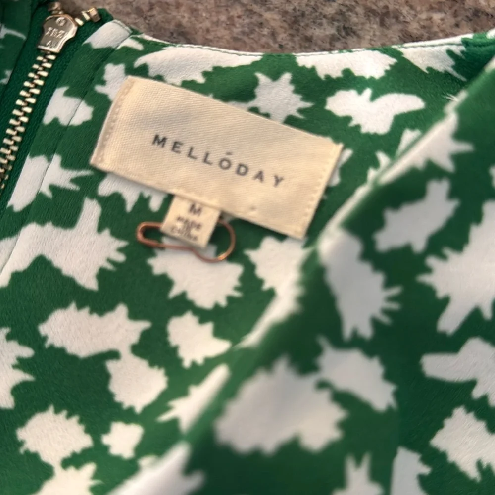 Mellóday V-Neck Green & White Print Shirt Sleeve Shirt with Back Zipper, Medium - Picture 3 of 4